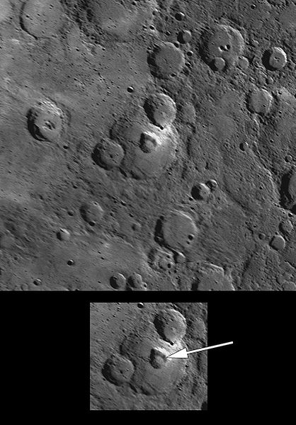 תמונה:418px-Gibran pit crater arrow.jpg