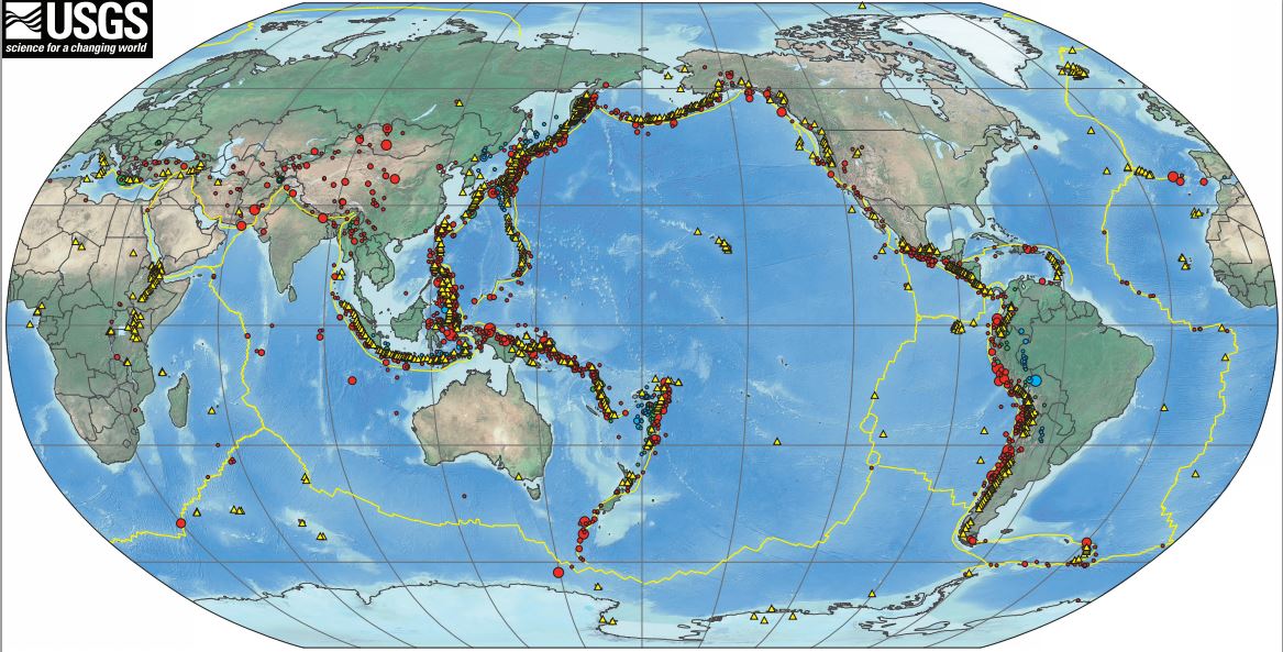 מפת העולם ועליה מסומנים גבולות הלוחות הטקטוניים בקווים צהובים ומוקדי רעידות האדמה ברחבי העולם